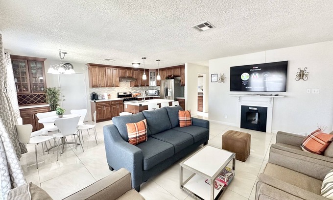 Chinatown House | Inviting Gem Suite with Spa & Breakfast in China Town