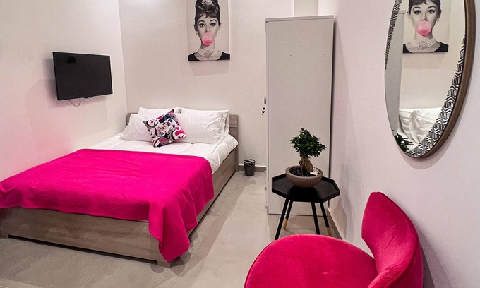 Gemmayzeh Hotel | Explore Gemmayzeh House Fuchsia with Spa & Hot Tub