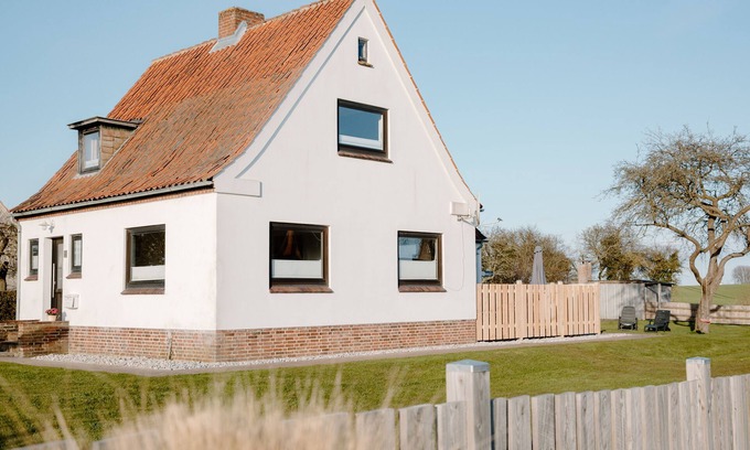 Pommerby House | Cozy Cottage with WiFi, Steps from Beach and Fenced Yard