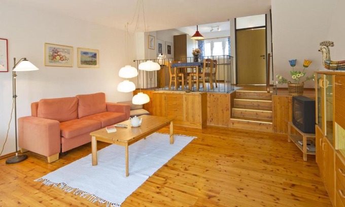 Scheid House | Cozy 2-Bedroom Retreat with Lakeview Balcony for Families