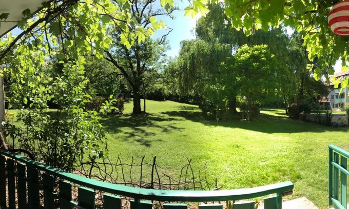 Bernex House | Gorgeous Geneva Bernex Homestay with Hot Tub & Kitchen