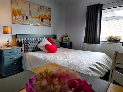 Darlington House | Cozy Geneva Cottage in Darlington with Kitchen Amenities