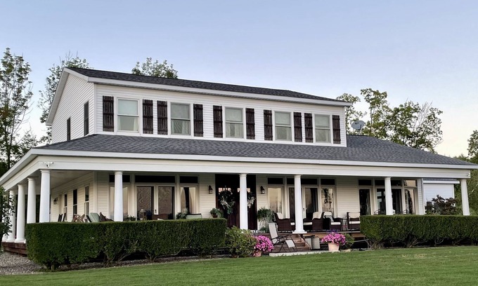 Oak Hill House | Mountain Views & Gourmet Kitchen with Fire Pit - Pet Friendly