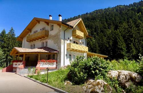 Molveno Apartment | Pet-Friendly Genzianella Mansarda in Molveno-Andalo