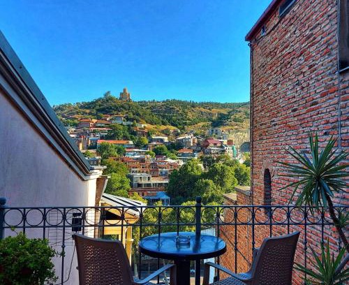 Avlabari House | Discover Geo Tour: Family-Friendly with Kitchen Amenities