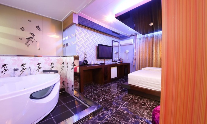 Geochang Hotel | Eco-Friendly Geochang Dubai with Breakfast and Hot Tub