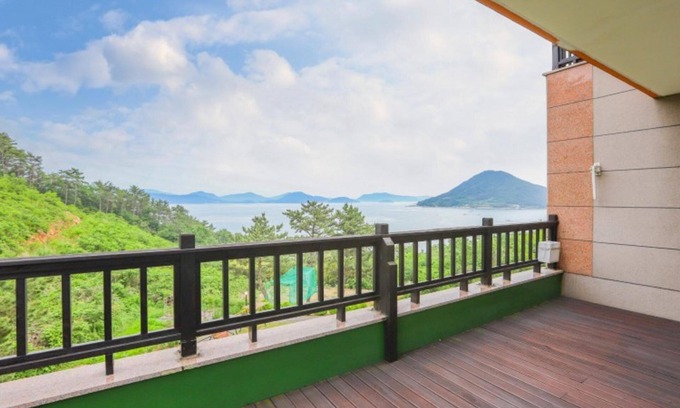 Geoje House | Eco-Friendly Getaway at Geojedo Nomad Pension with Pool