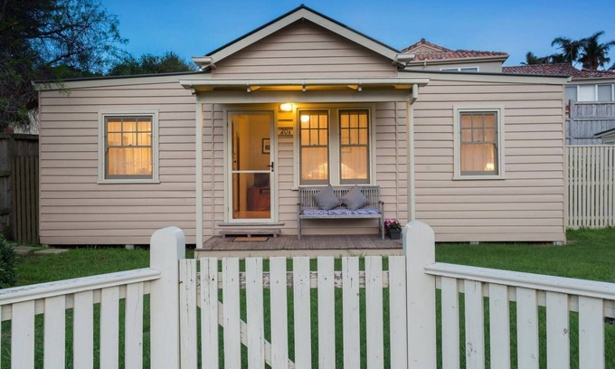 Sorrento House | Cozy George Cottage: Guest Rated 9.8 with Family Amenities