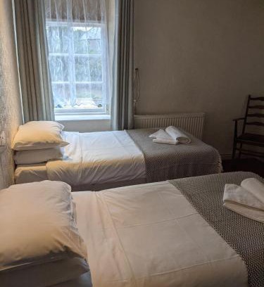 Saint Briavels Hotel | George Inn St Briavels: Family-Friendly Retreat with Dining
