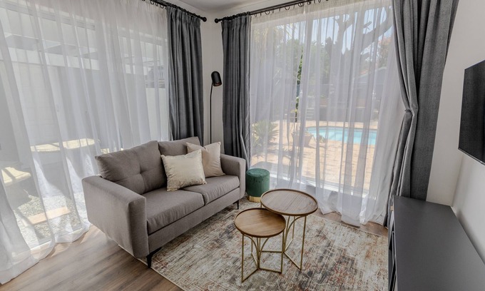 George Central House | Inviting George Lodge International: Pool, Breakfast & Family Fun