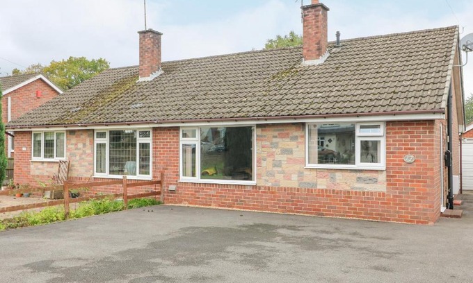 Kingsley Holt House | Family-Friendly Retreat at George's Place - Guest Rated 8/10