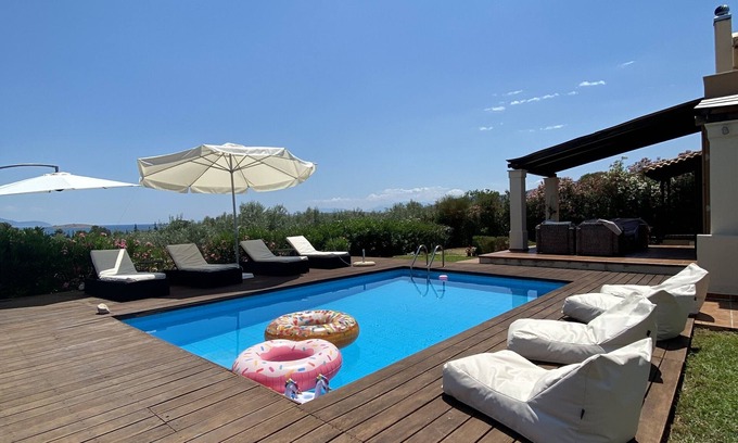Galaxidi Villa | George's Villa Galaxidi: Family Retreat with Pool & Garden