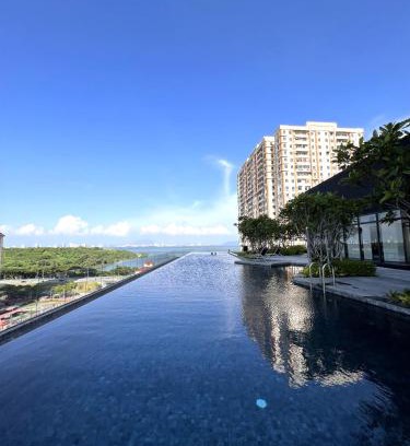 George Town Apartment | Cozy Retreat By The Sea: 4-Star Stay with Pool & Hot Tub