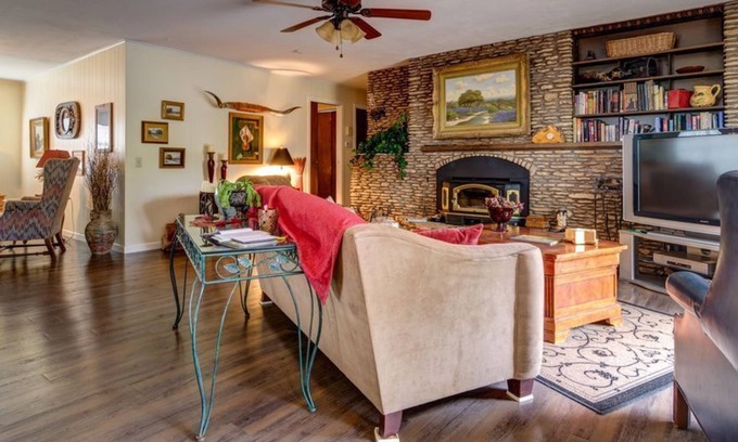 Georgetown House | Georgetown Square: Pet-Friendly Retreat Near Riverside