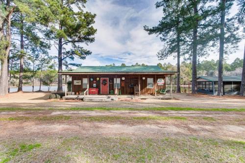 Wray House | Cozy Lakefront Cabin in Georgia with Fire Pit & Grills