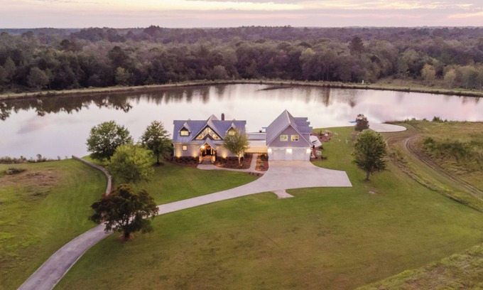 Jesup House | Georgia on My MindnCoastal farmhouse on 190 acres for total privacy - sleeps 12
