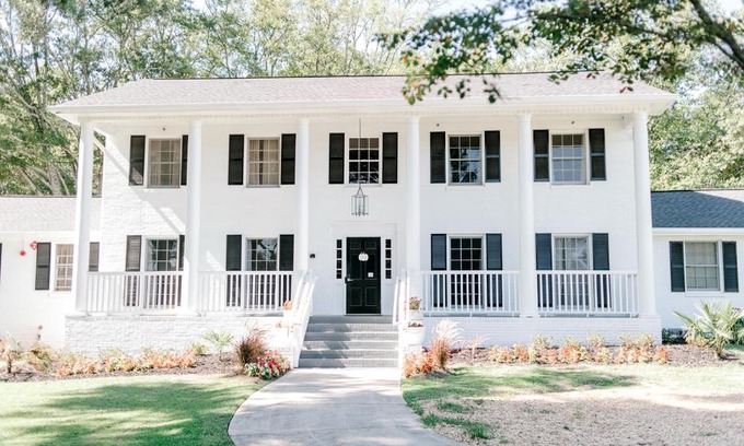 Clarkdale Bed & Breakfast | Inviting Georgia Palms & Gardens with Breakfast and Kitchen