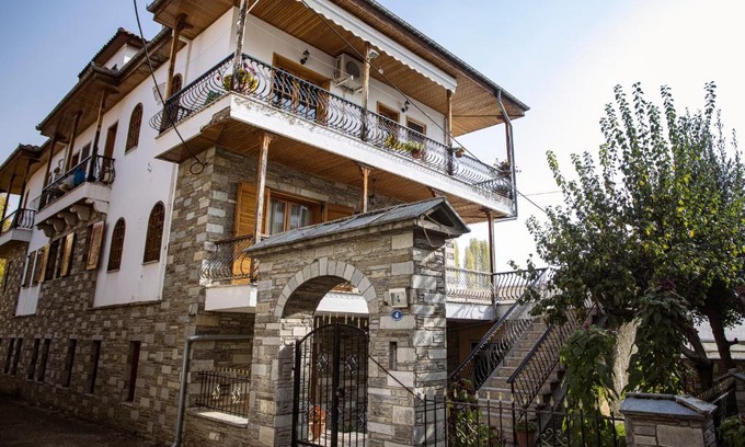 Dispilio Apartment | Discover Georgia's GuestHouse: Family-Friendly Retreat
