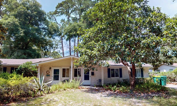 Jekyll Island House | Pet-Friendly Georgia Tabby Duplex with Pool & Breakfast