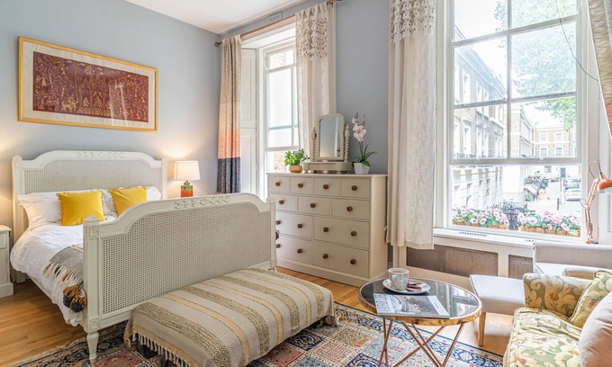 Angel House | Exceptional Georgian House: Family-Friendly with Kitchenette