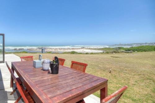 L'Agulhas House | Family-Friendly Georgie: A Delightful 4-Star Retreat