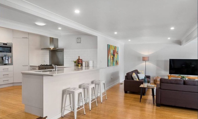 Cessnock House | Georgie’s Hunter Valley Home: Wifi, Pool & Netflix Await!