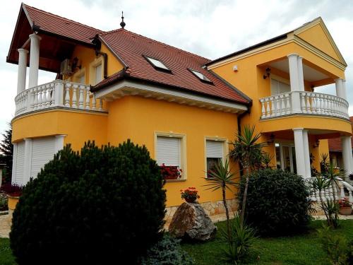 Harkany Apartment | Georgina Apartman: Guest Rated 10/10 with Family-Friendly Amenities