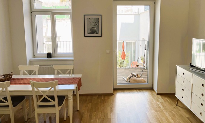 Brigittenau Apartment | Spacious Apartment Near Augarten with Balcony & Hot Tub