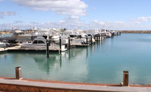 Beresford Apartment | Geraldton Holiday Unit: Free Streaming & Family-Friendly