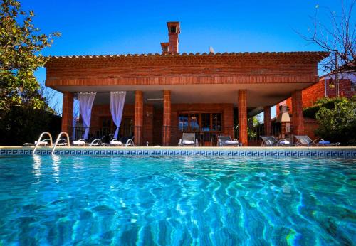 Cambrils Villa | Family Retreat at Geranis Villa - 4-Star Stay with Pool