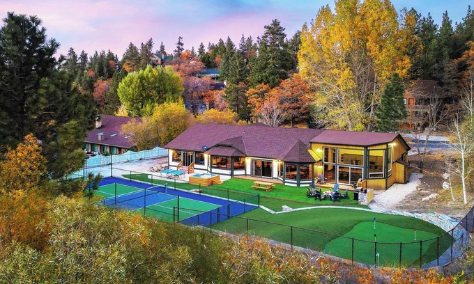 Upper Moonridge Cabin | Discover Geronimo Lodge with Private Pickleball Court