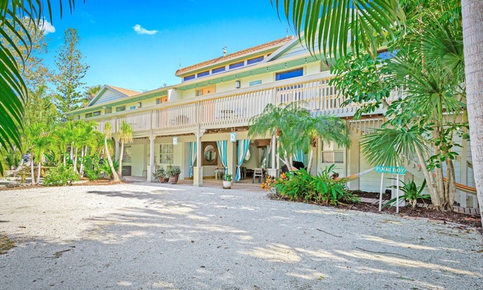 Siesta Key Apartment | Cozy Key-West Victorian with Beach Access to Siesta Key