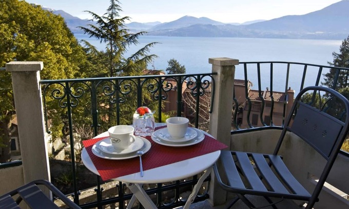 Gonte Apartment | Geschmackvoll Möblierte 2½-zimmer-wohnung mit Balkon und Wunderbarer Seesicht