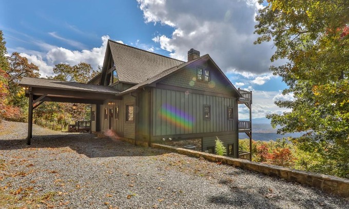 Mineral Bluff House | Experience New Heights with Breakfast Included