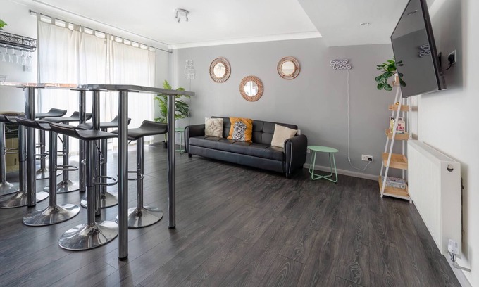 Peacehaven House | Relaxing Retreat with Hot Tub - Sleeps 6 and Family Friendly