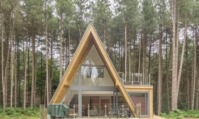 Weybourne Cabin | Get back to nature in style at this elegant and peaceful woodland retreat