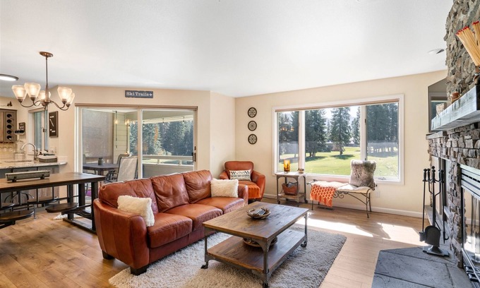 Leavenworth Condo | Get Lost Guest House - Sweeping Views of Pristine Fairways