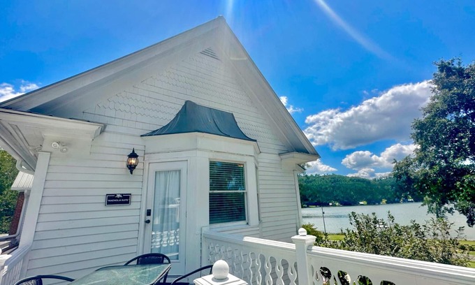 Cedar Bluff Apartment | Escape to The Magnolia Suite: Hot Tub & Lake Access