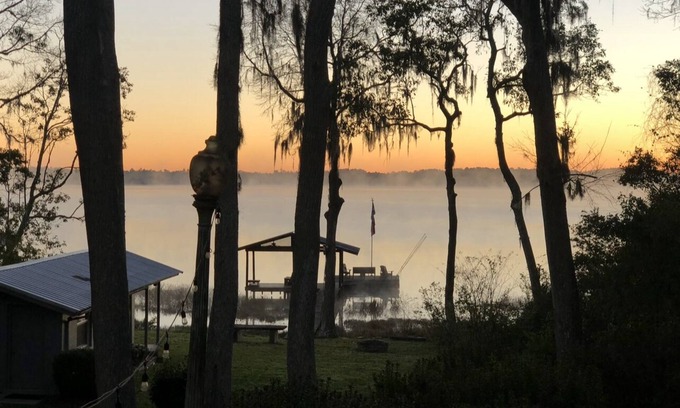 Florahome House | Relax by the Water: Pet-Friendly Hotel with Lake Views