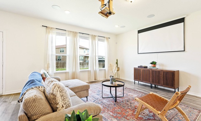 San Antonio House | Getaway Home-Theater/4 Bdrs/2.5 Baths + Wi-Fi/fully stocked