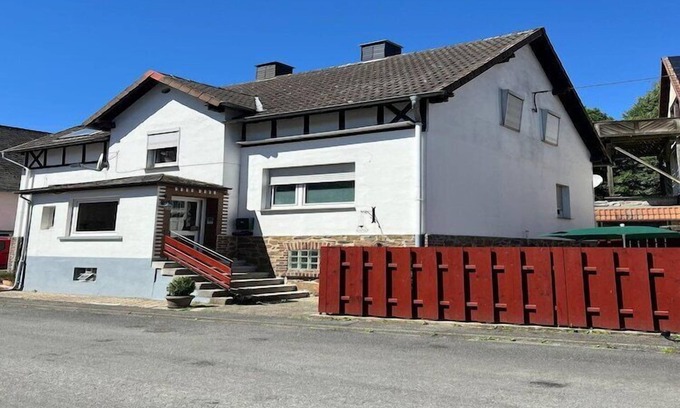 Bontkirchen Apartment | Cozy Apartment in Brilon with Garden & Family Amenities