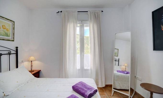 Benamahoma Apartment | Relaxing Getaway in Sierra de Cadiz with Balcony Views