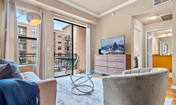 Cityplace Apartment | Discover This Inviting Apartment with Pool & Work Space