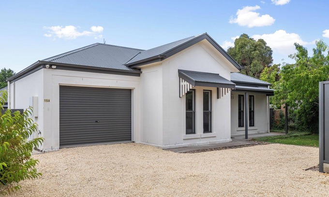 Mount Gambier House | Getaway on Wallace - Excellent central location- Pet Friendly