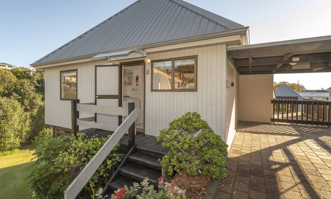 Onemana Cottage | Cozy Onemana Holiday Chalet: Family-Friendly Getaway