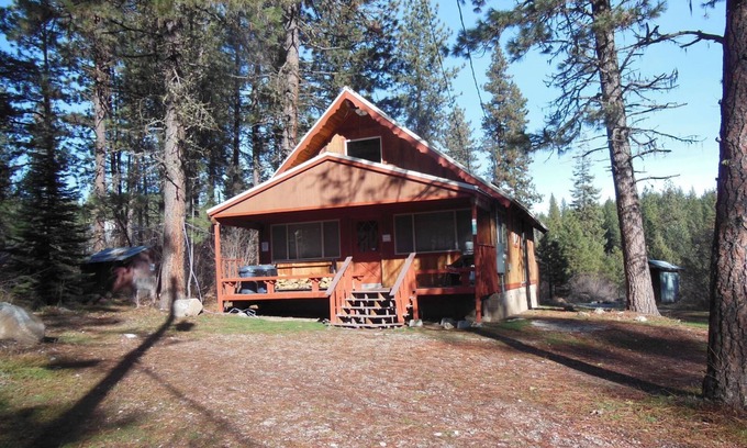Garden Valley Cabin | Escape to a Cozy Rustic Cabin in the Majestic Mountains