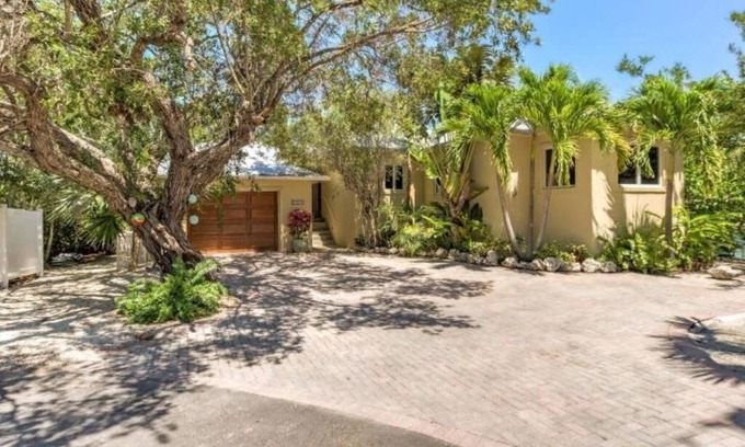 Cudjoe Gardens House | Escape to the Serene Florida Keys with Ocean Views & Spa