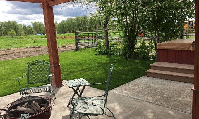 Walla Walla House | Relaxing Getaway at Walla Walla Farm with Spa & Hot Tub