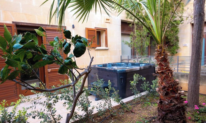 Ghajnsielem Apartment | Discover GetawayNpetto Holiday Home: Pet-Friendly Retreat
