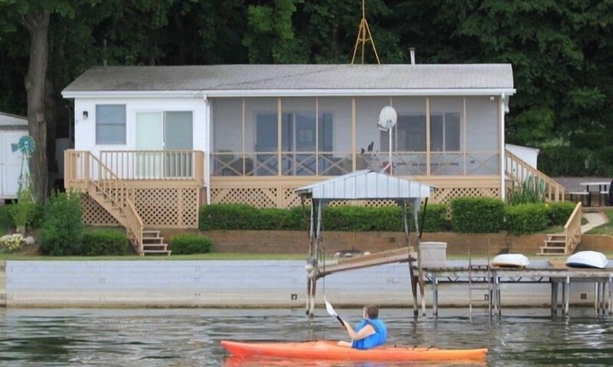 Town of Torrey Cottage | Relax at Getg Inn: Cozy Lakefront Retreat with Pool